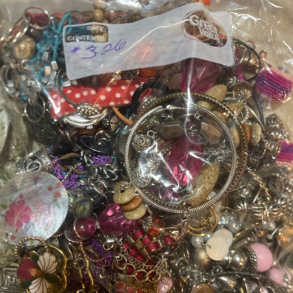3lb bags of vintage mixed jewelry - Picture 5 of 6
